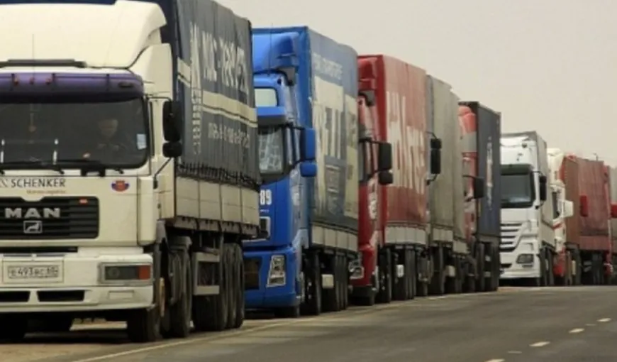 Aglomeraţie pe autostrada Nădlac-Arad din cauza camioanelor. Coada se întinde pe opt kilometri