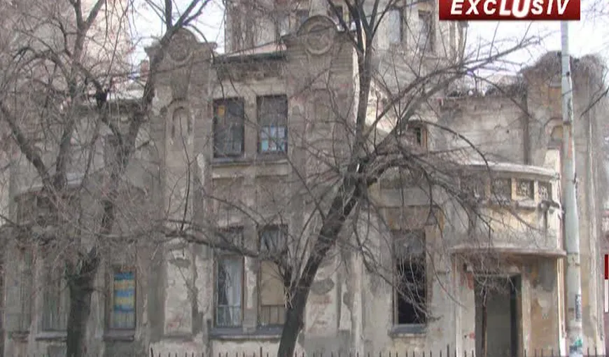 Monument istoric distrus de ţigani. Una dintre cela mai impunătoare case ridicate în Bucureşti, în paragină