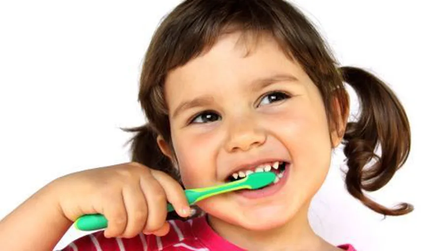 Copilul tău are dinţii strâmbi sau spaţii între dinţi? Dr. Oana Florea te învaţă ce să faci