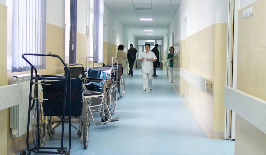 REVOLTĂTOR: Bătrân de 70 de ani grav bolnav, uitat pe holurile spitalului după analize timp de şase ore