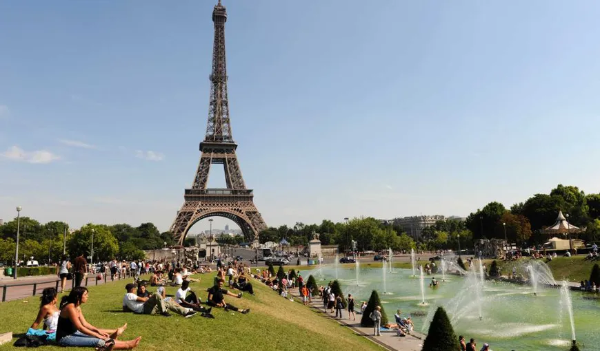 Români condamnaţi în Franţa, pentru că jefuiau turişti la Turnul Eiffel şi Versaille