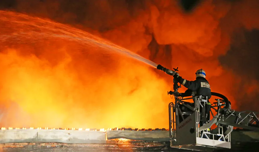 Incendiu la un centru comercial din centrul Moscovei. Peste 1.000 de oameni au fost evacuaţi