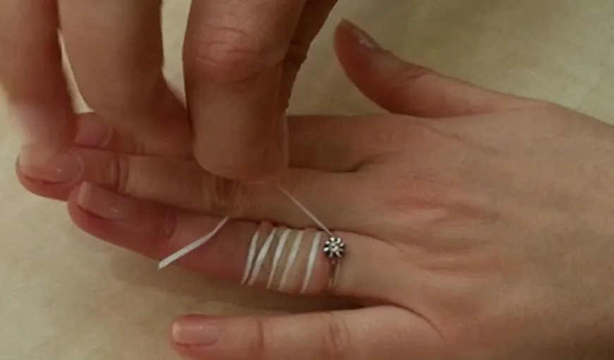 Aceasta este cea mai eficientă metodă de a scoate un inel înţepenit de pe deget
