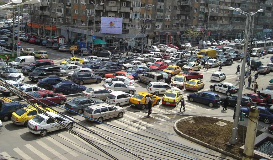 Iată de ce se blochează traficul auto în intersecţiile din Bucureşti. Gabriela Firea anunţă şase noi parcări park&ride