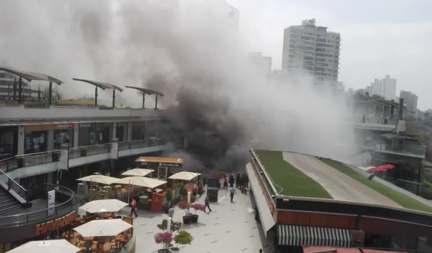 Cel puţin patru morţi într-un incendiu produs într-un mall din Peru