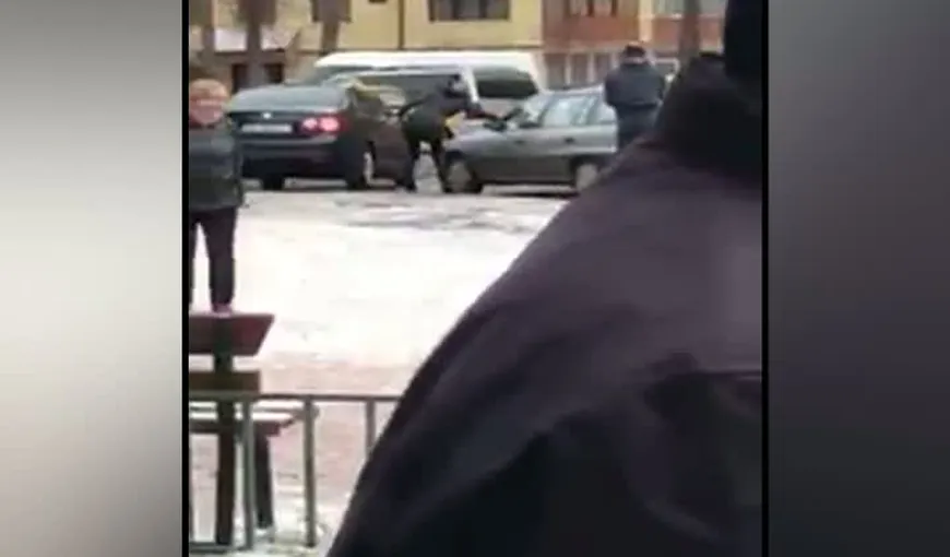 Scene uluitoare surprinse în plină stradă, în Suceava. O maşină a fost vandalizată de o şoferiţă nervoasă VIDEO