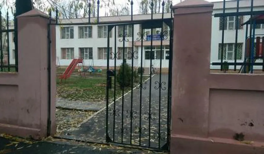 Hoţii de fier vechi au ajuns să fure poarta unei grădiniţe din Brăila. Primarul oraşului: Poarta s-a transformat în doi litri de tărie