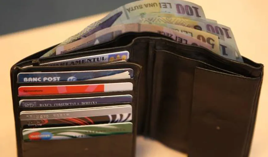 Un portofel în care se aflau 19.000 de  euro a fost pierdut în parcarea unui mall. Ce a făcut tânăra care l-a găsit