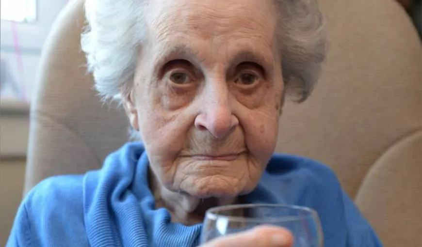 Femeia asta are 102 ani, fumează 20 de ţigări şi bea vin în fiecare zi! Uite care este secretul longevităţii sale