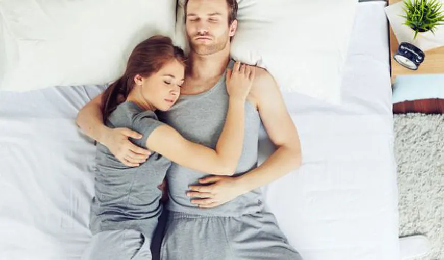 Poziţia în care dormi spune ce relaţie de cuplu aveţi