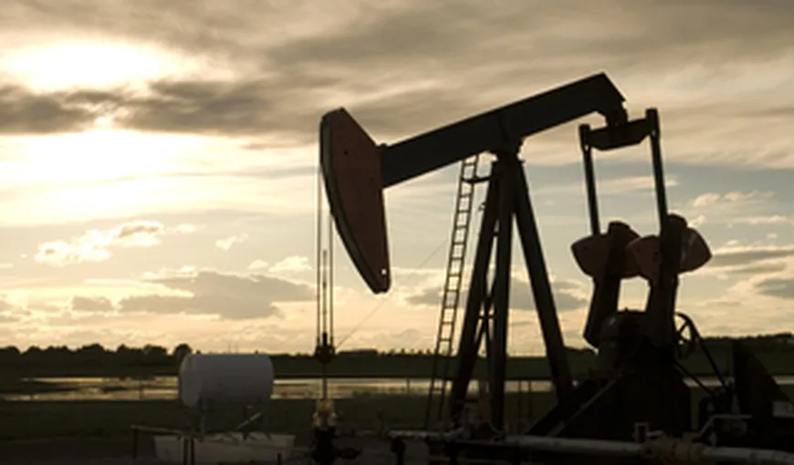 Prețul petrolului s-a prăbușit sub pragul de 45 de dolari barilul