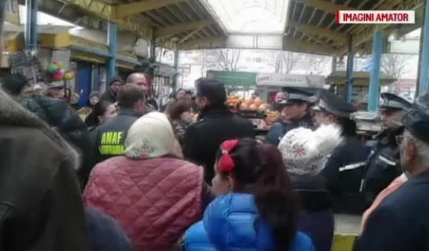 Violenţe în Piaţa Centrală din Bacău. Inspectorii ANAF, veniţi în control, alungaţi de comercianţii furioşi VIDEO