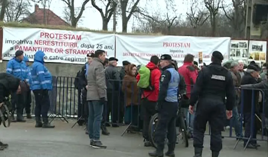Peste 300 de persoane au protestat la Cluj: „Nu vă bateţi joc de noi, vrem pământul înapoi!”