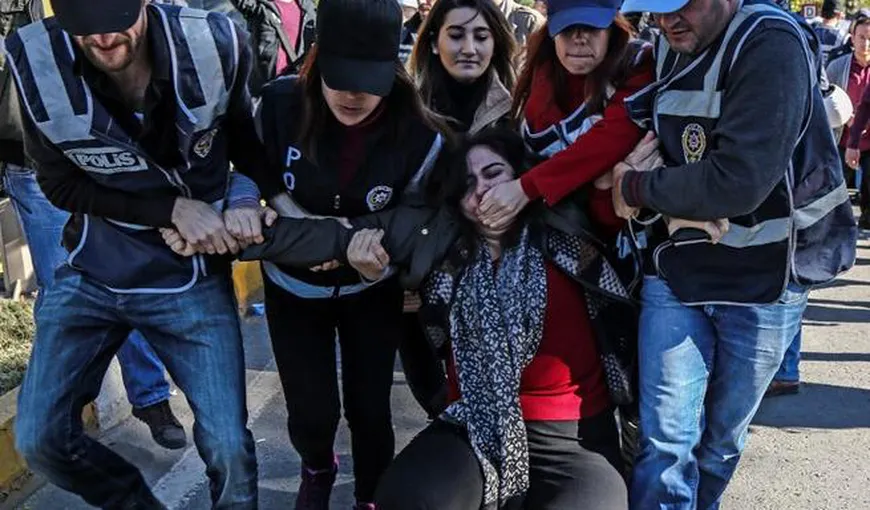 Proteste violente la Istanbul. Poliţia a intervenit cu tunuri cu apă şi gaze lacrimogene