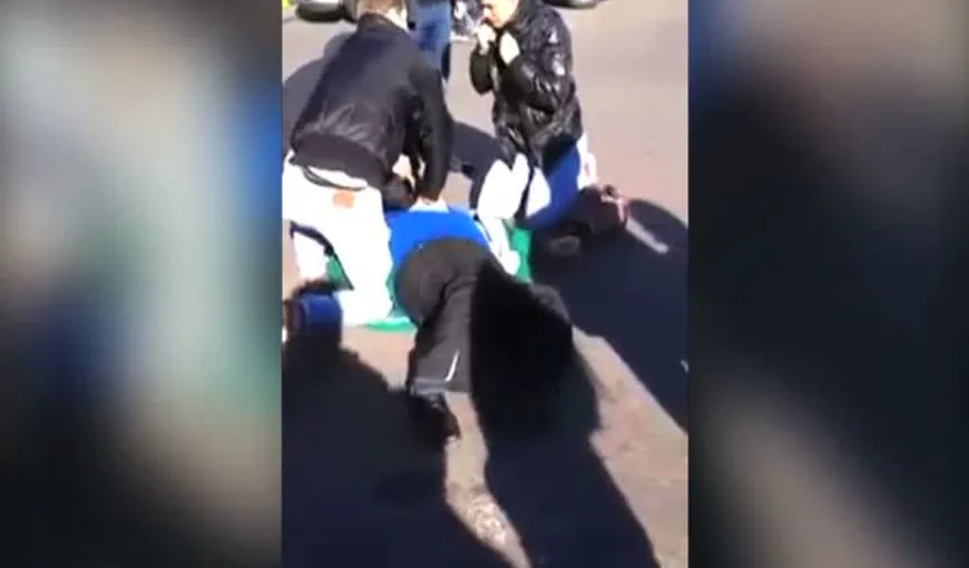 Bărbat prăbuşit în stradă, momente de panică. Câţiva tineri au sărit să-l resusciteze VIDEO