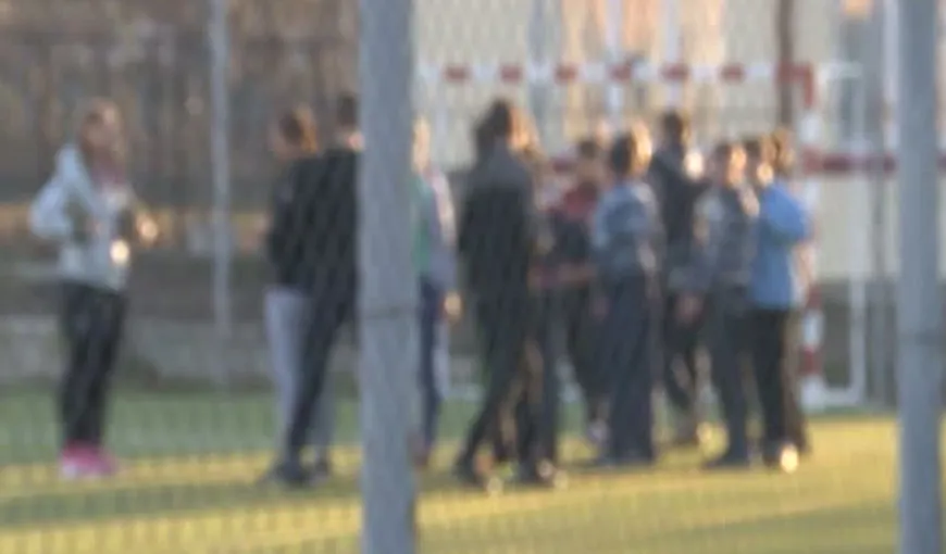 Elev în stare gravă, într-o şcoală din Botoşani, după ce poarta şcolii i-a picat în cap VIDEO