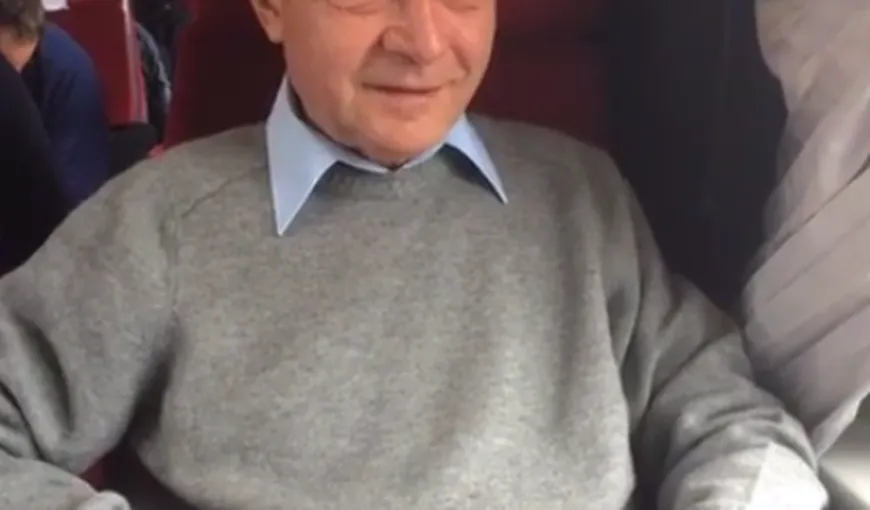 Traian Băsescu, cu trenul la Braşov: Ce spune despre condiţiile de călătorie VIDEO