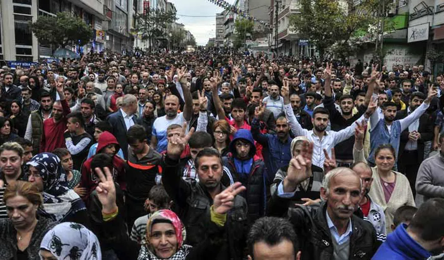Protest la Istanbul. Mii de oameni nemulţumiţi de un proiect de lege ce va permite achitarea unor bărbaţi condamnaţi pentru viol