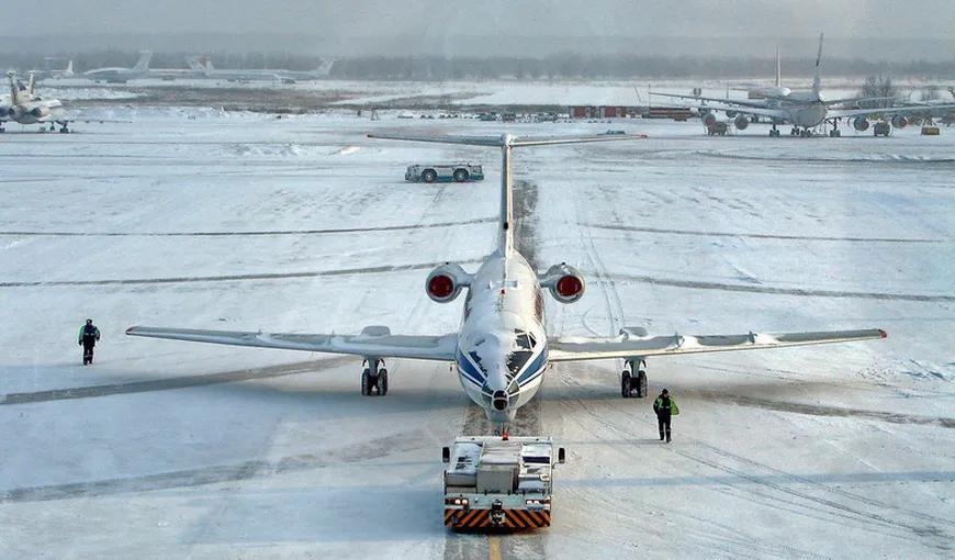 Zăpadă şi gheaţă pe aeroporturi. Zeci de zboruri au fost anulate