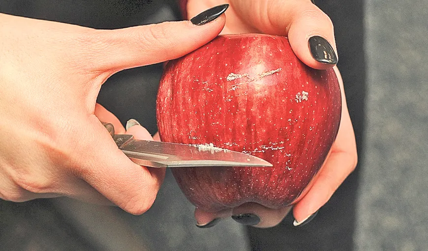 Cum îţi dai seama dacă merele pe care le-ai cumpărat sunt acoperite cu CEARĂ CANCERIGENĂ VIDEO