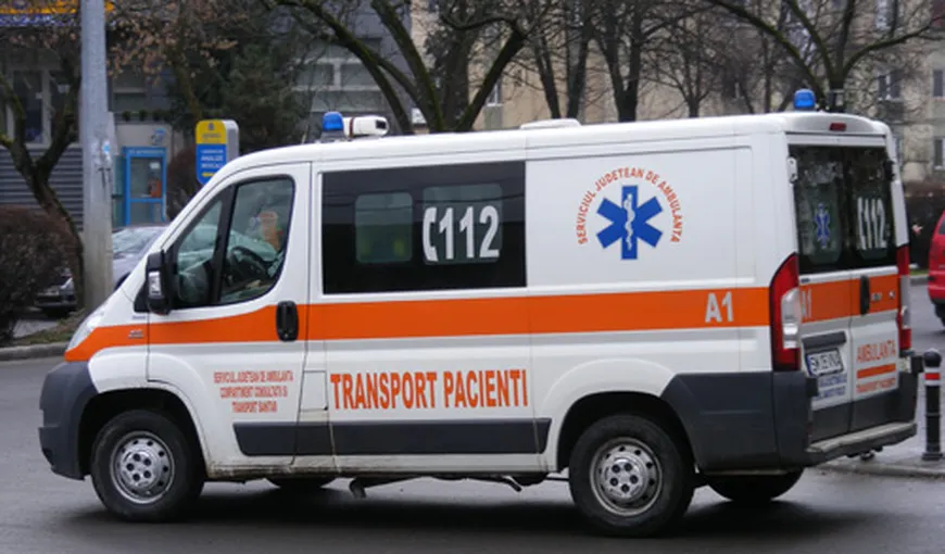 Accident grav în Argeş. O persoană a fost rănită după ce un microbuz şi o maşină s-au ciocnit VIDEO