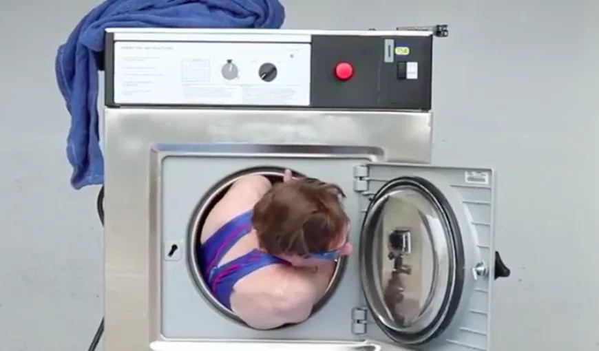 A intrat în maşina de spălat, iar ce a urmat este teribil VIDEO