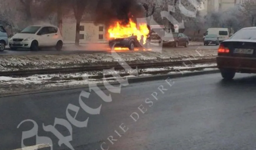 Maşină în flăcări, în Arad. Pompierii au intervenit de urgenţă VIDEO
