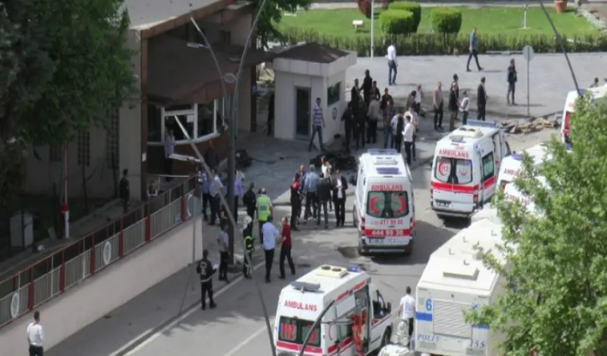 Atac sinucigaş asupra clădirii Guvernului din Xinjiang, contracarat de poliţie. Patru persoane au murit