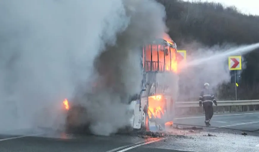 Un autocar plin cu pasageri a luat foc în mers