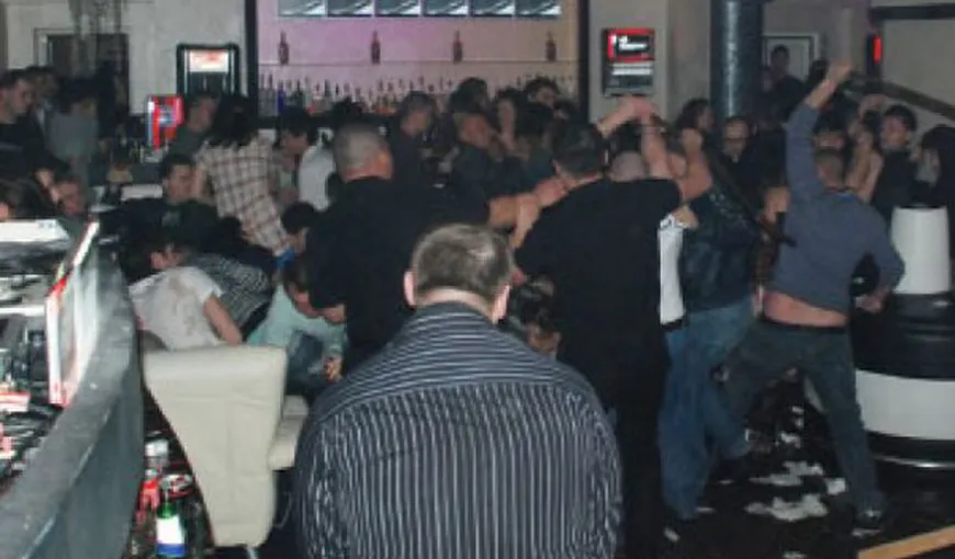 Bătaie CRÂNCENĂ într-un club din Satu Mare VIDEO