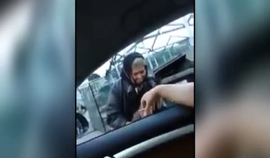 O bătrânică a fost batjocorită de doi tineri. Întreaga scenă a fost filmată şi pusă pe facebook VIDEO