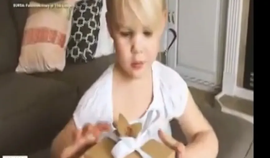 FABULOS. Vezi reacţia unei fetiţe atunci când primeşte cadou o agrafă de păr VIDEO