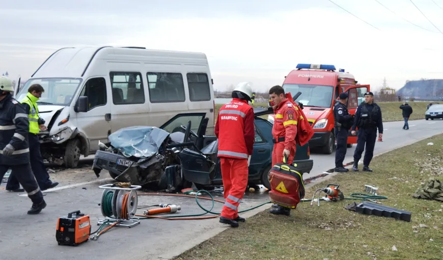 Accident grav la Piatra-Neamț. O Dacie a intrat într-un microbuz plin cu pasageri: un mort