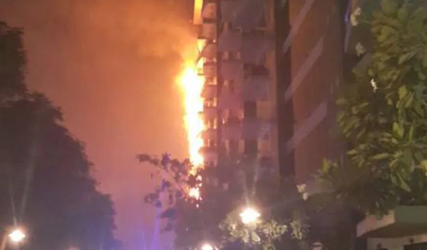 Incendiu violent pe insula artificială Palm Jumeirah, din Dubai. Un bloc luxos a fost cuprins de flăcări VIDEO