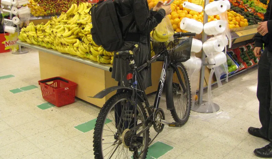 Un tânăr a intrat cu bicicleta în mall, la Târgu Jiu. Imagini incredibile, paznicii l-au urmărit prin tot complexul VIDEO