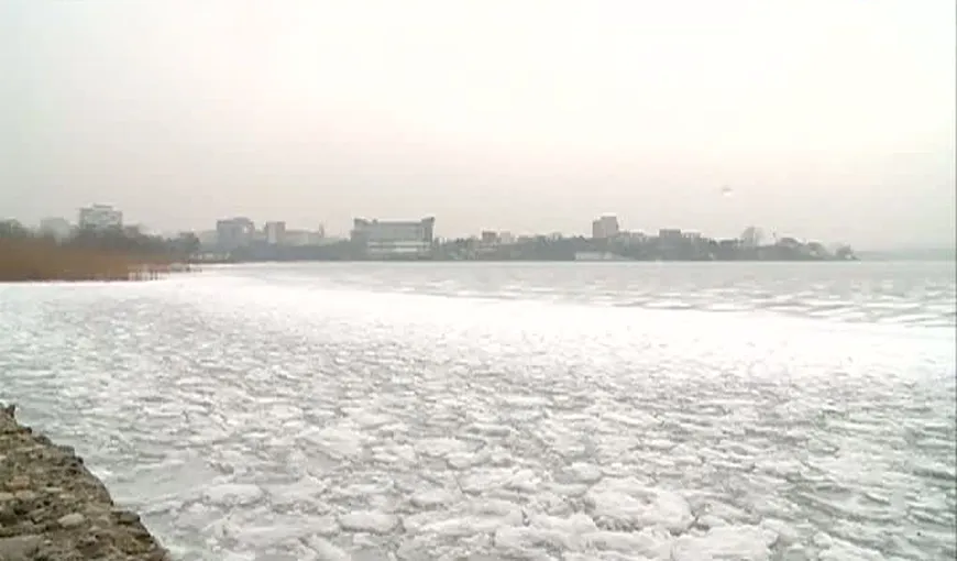 Peisaj de basm la malul mării în prag de Sărbători după ce a căzut prima ninsoare VIDEO