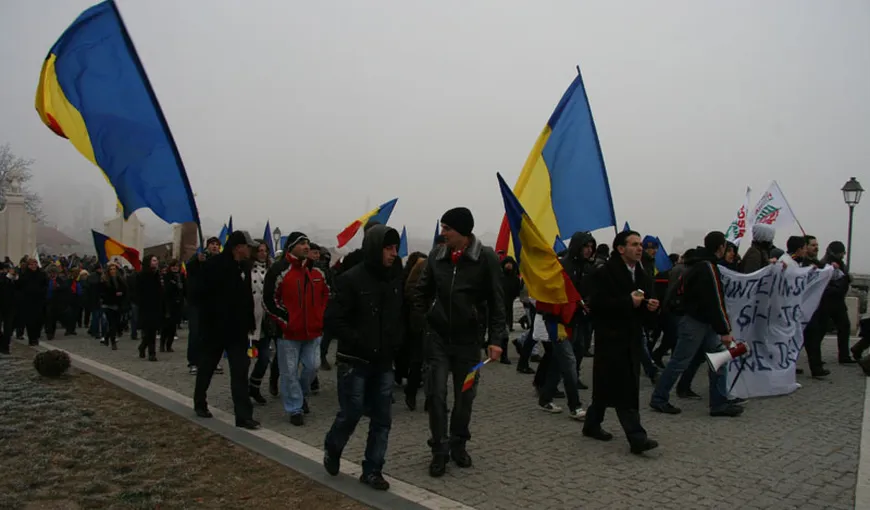 Marş organizat de zeci de tineri la Alba Iulia: „România-i ţara mea şi voi lupta pentru ea”