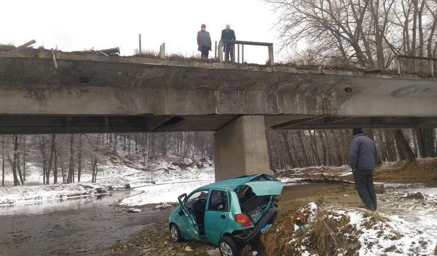 Încă un deces, după ce o maşină a căzut în gol 10 metri de pe un pod în Vrancea