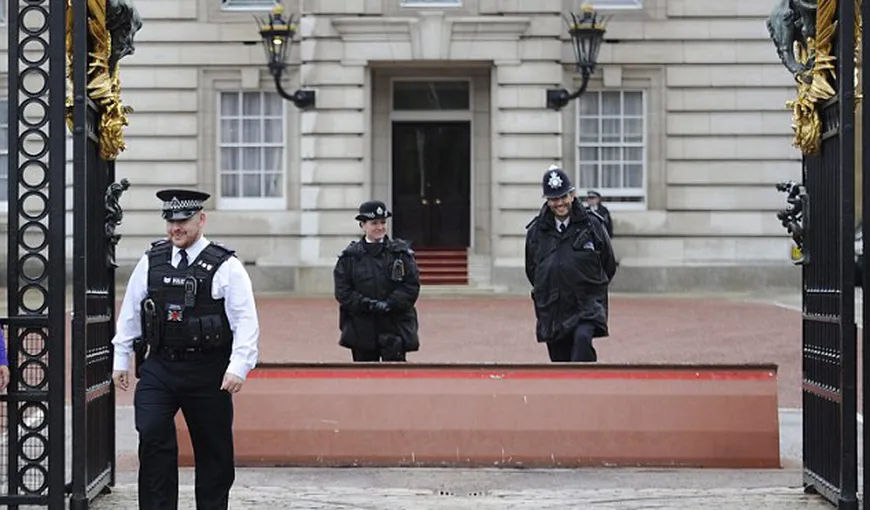 Măsuri de securitate sporite la Palatul Buckingham. Sunt posibile atentate teroriste