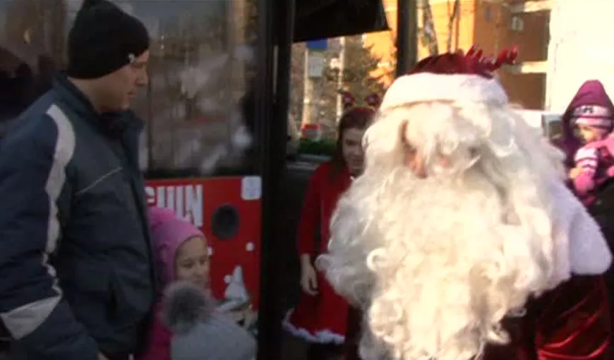 Copiii din Galaţi au luat cu asalt autobuzul cu care Moş Crăciun le aduce cadouri VIDEO