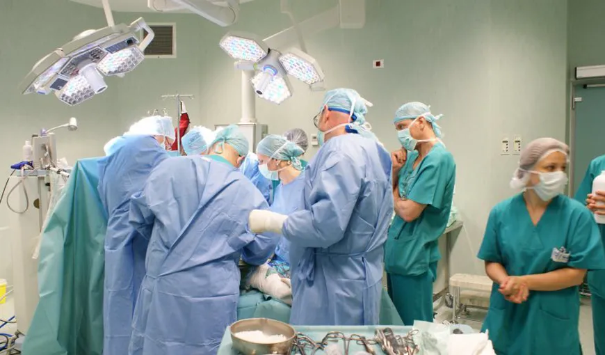 Premieră la Iaşi: Femeie de 86 de ani, operată simultan la inimă şi la şold, de două echipe de medici