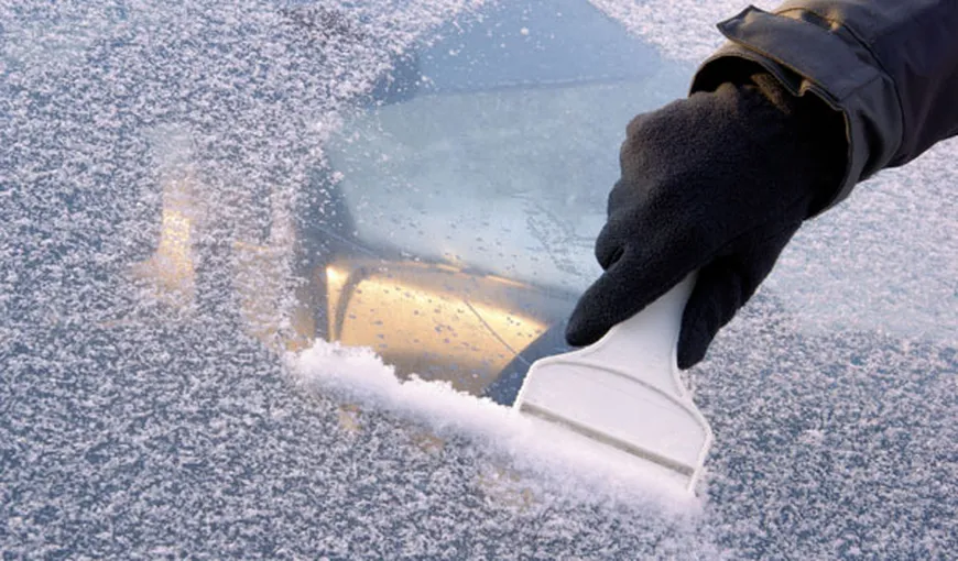 Ponturi pentru şoferi: cum cureţi gheaţa de pe parbriz, în numai 60 de secunde