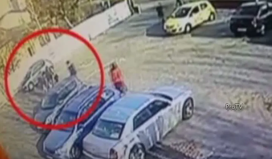 Doi bărbaţi, atacaţi cu cuţitul în parcarea unui supermarket din Capitală