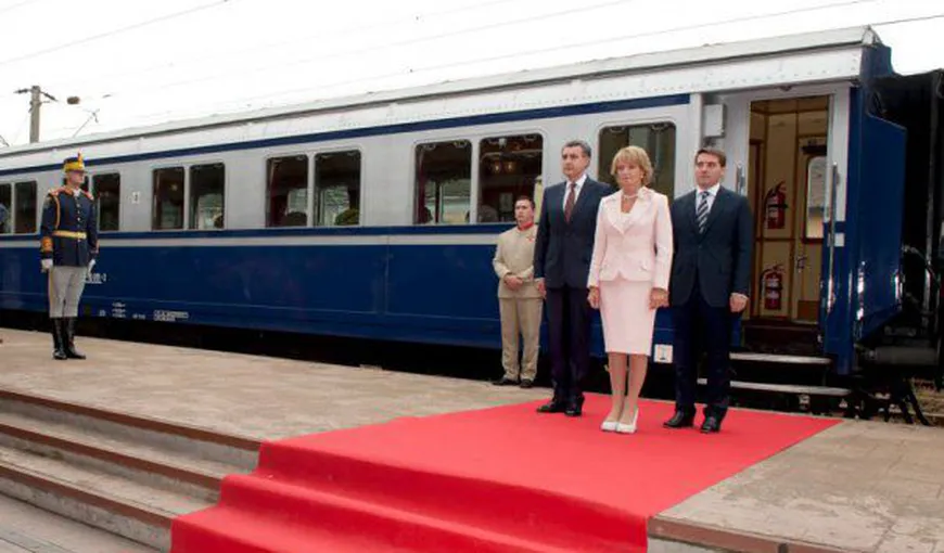 Trenul Regal a oprit la Braşov, unde a fost aşteptat de mii de oameni cu flori şi steaguri
