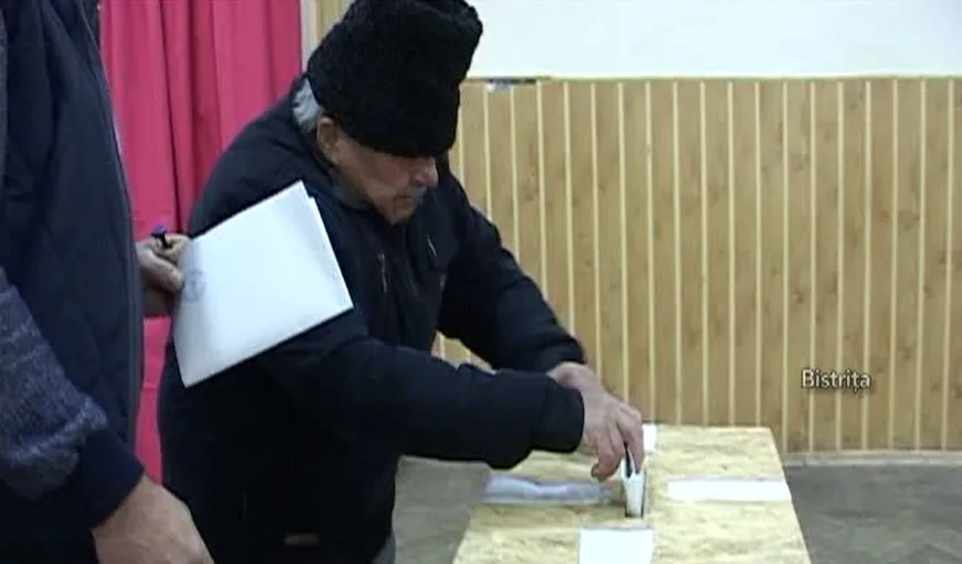Un bătrân în vârstă de 107 ani şi un tânăr fără mâini au mers la vot pentru a da un exemplu celorlalţi români