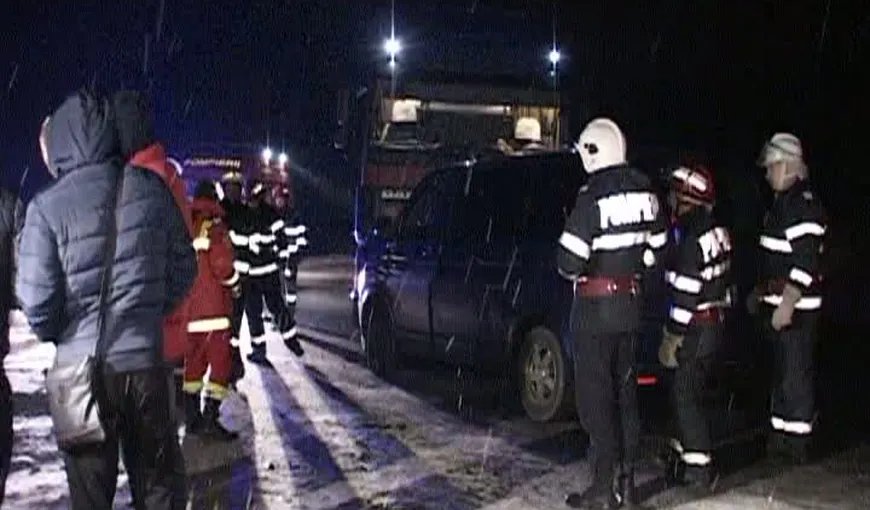 ACCIDENT în Bistriţa-Năsăud. Şase persoane au fost rănite după ce un microbuz şi o cisternă s-au lovit VIDEO