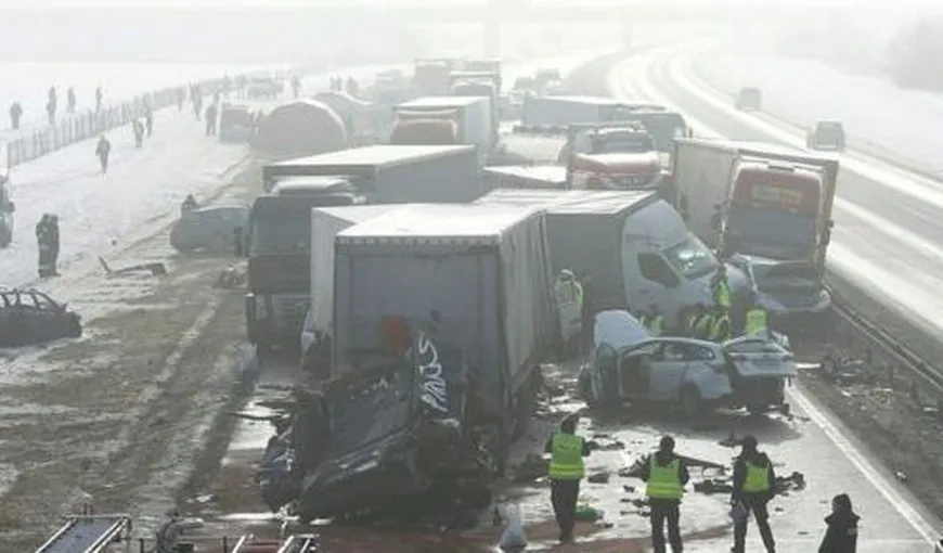Accident cumplit pe autostradă, în Polonia. Carambol cu 63 de maşini, dintre care 11 camioane VIDEO