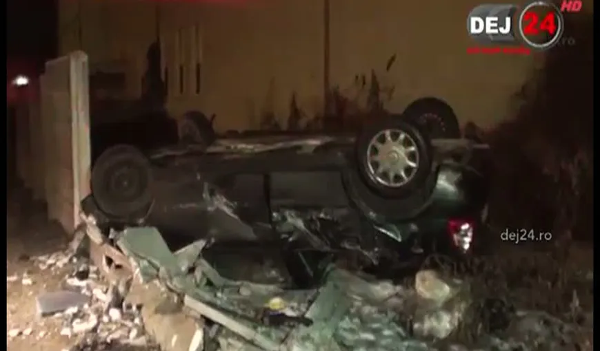 Accident spectaculos în Dej. Un şofer a pierdut controlul volanului şi a ajuns cu maşina într-un zid de beton