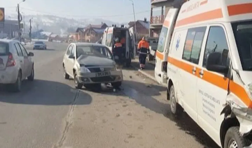 Ambulanţă lovită în plin de un şofer care nu i-a acordat prioritate în timp ce se afla în misiune