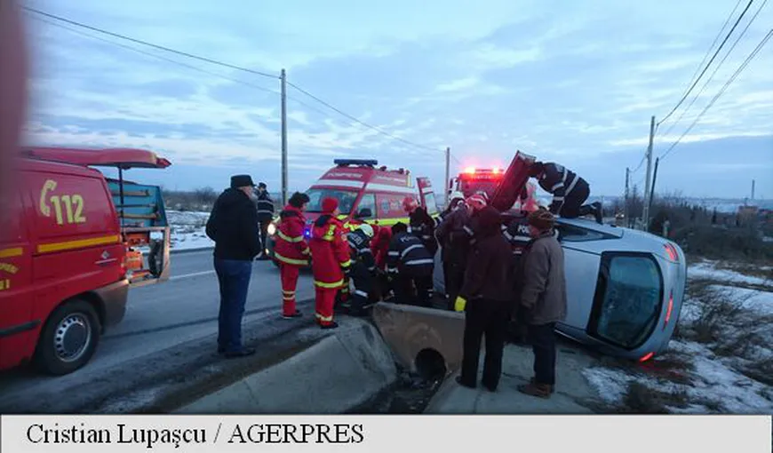 Accident în Botoşani. Două persoane, încarcerate după ce o maşină a lovit un cap de pod